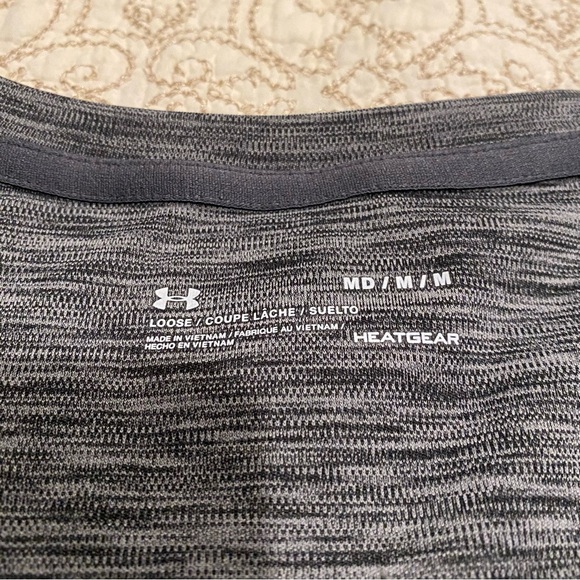 Under Armour Loose Heatgear Women's Grey V-Neck Top Size Medium - Picture 2 of 9